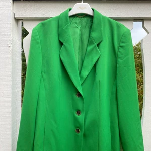 Grön kavaj - Oversized ärtgrön kavaj! Ett riktigt statement plagg att ha i garderoben. Storlek: S/M