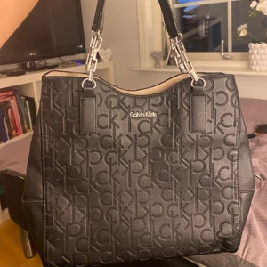 Handväska  - Säljer min Calvin Klein väska som jag köpt för 2500kr. Den är inte riktigt min stil längre och därav vill jag bli av med den snabbt.  Den är äkta och köpt i en butik i USA. Den är knappt använd och är perfekt till skolan! Skriv för fler bilder/bud/frågor🥰