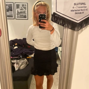 Svart kjol - Säljer denna snygga kjol från Bikbok. Kjolen är en fin detalj åt vänster. 