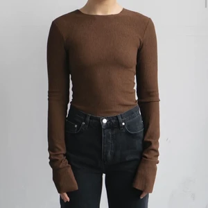 ADSGN Long Sleeve Top - Populär A-DSGN topp som endast är använd en gång i storlek S. 