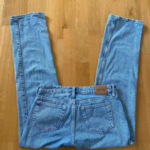 Ett par low waisted jeans från weekday. Använda fåtal gånger och är som nya. W25 L32 köparen står för eventuell frakt, frakten ingår inte i priset. Köpta för 500 kr