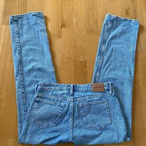 Arrow low straight jeans - Ett par low waisted jeans från weekday. Använda fåtal gånger och är som nya. W25 L32 köparen står för eventuell frakt, frakten ingår inte i priset. Köpta för 500 kr