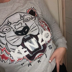 Kenzo - Kenzo tröja storlek Xs grå. Använt ett fåtal gånger. Säljer för den inte används just nu och det är bättre om den hamna hos någon som använder den väl. (Står ej för frakten)