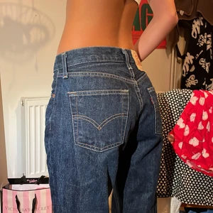 Levis jeans - Jätte fina utsvängda Levis 525or, jätte bra skick knappt använda, köpta på secondhand. Möts upp och fraktar!