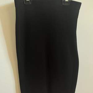 En svart ribbad medellång (går till knäna ungefär) kjol från H&M, storlek S💕 Helt oanvänd🤍