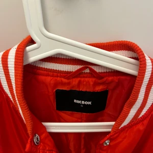 Jacka  - Jacka från BikBok Stl S (lite oversize) inköpt i juni och endast använd väldigt lite.