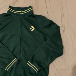 Vintage Converse Tracktop - Tröjans storlek är M, jag skulle säga att den sitter som en större S eller en mindre M  Köp för 300kr Inga defekter     Köparen står för frakt !