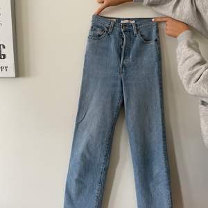 Väldigt fina Levis jeans som knappt är använda, säljer dessa eftersom dom har blivit för små i längden. Skriv om ni har mer frågor