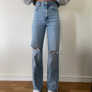 Ett par Zara jeans som är långa i modellen, väldigt sköna men knappt använda, säljer dess för att dom är för små. Skriv om ni har fler frågor