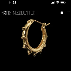 Maria Nilsdotter örhängen  - Guldig hoop örhänge med nitar från Marianilsdotter🥰 köpt för ca 2000 och kan sälja för ett billigt pris då jag inte andvänder det🥰 NYSKICK, om annonsen är uppe finns den kvar! 