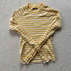 Kabelstickad tröja i gulrandigt mönster från Gina Tricot❤️ Använd 1 gång då jag märkte att den ej var min stil alls🫶🏻