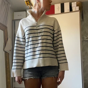 Fin tröja från zara - Fin randig stickad zip up tröja från zara i storlek s❣️slutsåld