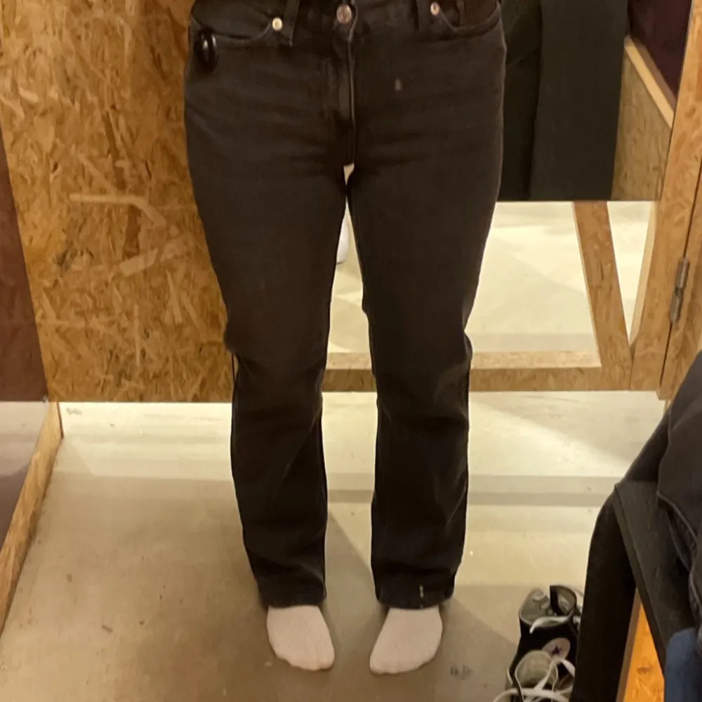 Jätte fina jeans ifrån weekday i modellen twig! Har andvänts en del men är i jätte bra skick, alltså inga skador osv. Köptes för ca 1 år sedan men säljs för de ej kommer till andvänding!! Jag är ca 160 och längd 30 passar perfekt på mig. Jeans & Byxor.