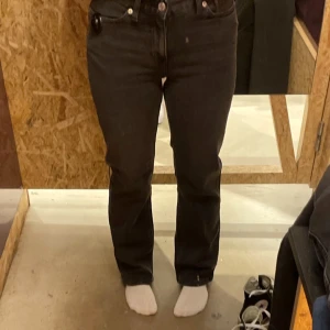 WEEKDAY TWIG - Jätte fina jeans ifrån weekday i modellen twig! Har andvänts en del men är i jätte bra skick, alltså inga skador osv. Köptes för ca 1 år sedan men säljs för de ej kommer till andvänding!! Jag är ca 160 och längd 30 passar perfekt på mig