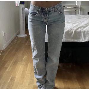 Lägger upp dessa igen. Säljer dessa populära zara jeans då de inte sitter så bra på mig. Jag är 173cm och de sitter bra i längden. De ser helt nya ut och bara använda ett förtal gånger. (Första bilden är lånad). 