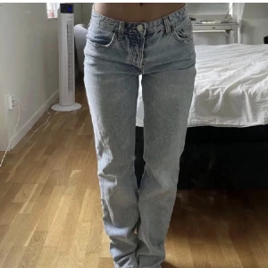 Zara jeans  - Lägger upp dessa igen. Säljer dessa populära zara jeans då de inte sitter så bra på mig. Jag är 173cm och de sitter bra i längden. De ser helt nya ut och bara använda ett förtal gånger. (Första bilden är lånad). 