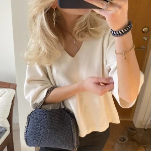 Trekvartsärmad stickad tshirr - Har fått såsåså mycket frågor om denna topp så tänkte lägga ut den och kolla intresse🥰 kommer från märket  peppercorn och köpt för omkring 800kr❤️(FRAKTEN KOSTAR 69kr)