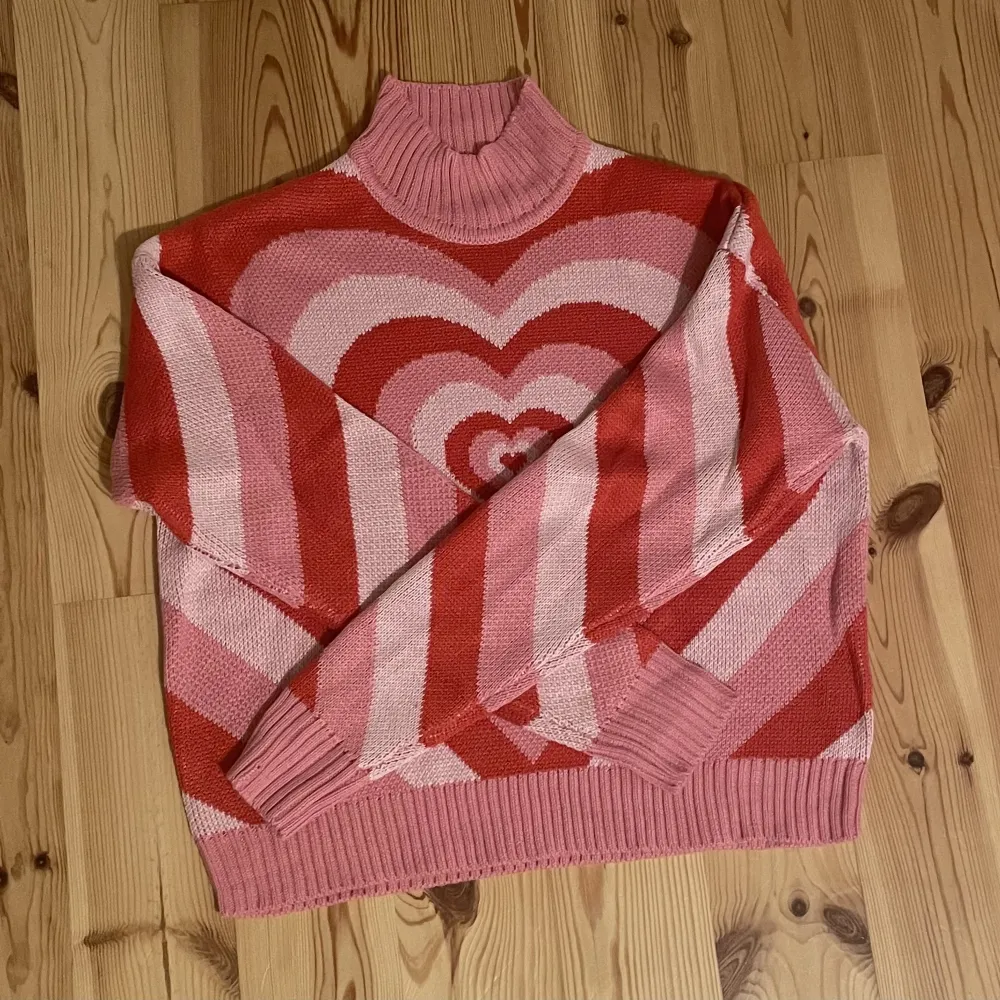 Jag säljer denna rosa/röda stickade tröjan från New Yorker. Den är använd ett fåtal gånger. Storlek XS. Köparen står för frakt. Kontakta mig om ni har frågor eller vill ha fler bilder!. Stickat.