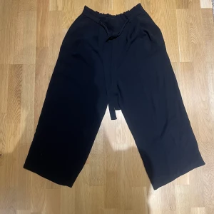 Zara Byxor  - Zara Byxor som är sköna att gå i. Färgen är svart och storleken är M. Nypris: 550kr.