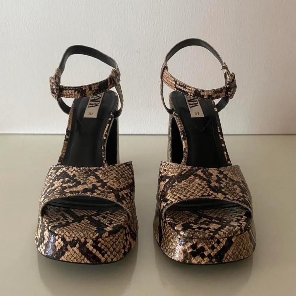 Oandvända Zara plattform sandaler med ormskins imitation mönster . Skor.
