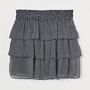 Gullig volangkjol - Gullig volangkjol från H&M i storlek Xs, väldigt stretchig så passar nog även större! Bara använd några gånger så i bra skick❣️