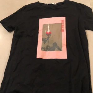 T-Shirt M - Svart T-Shirt med tryck på. Storlek M