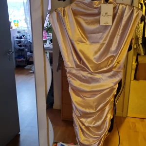 Klänning  - Fin fest klänning strl M ny aldrig använd etikett kvar