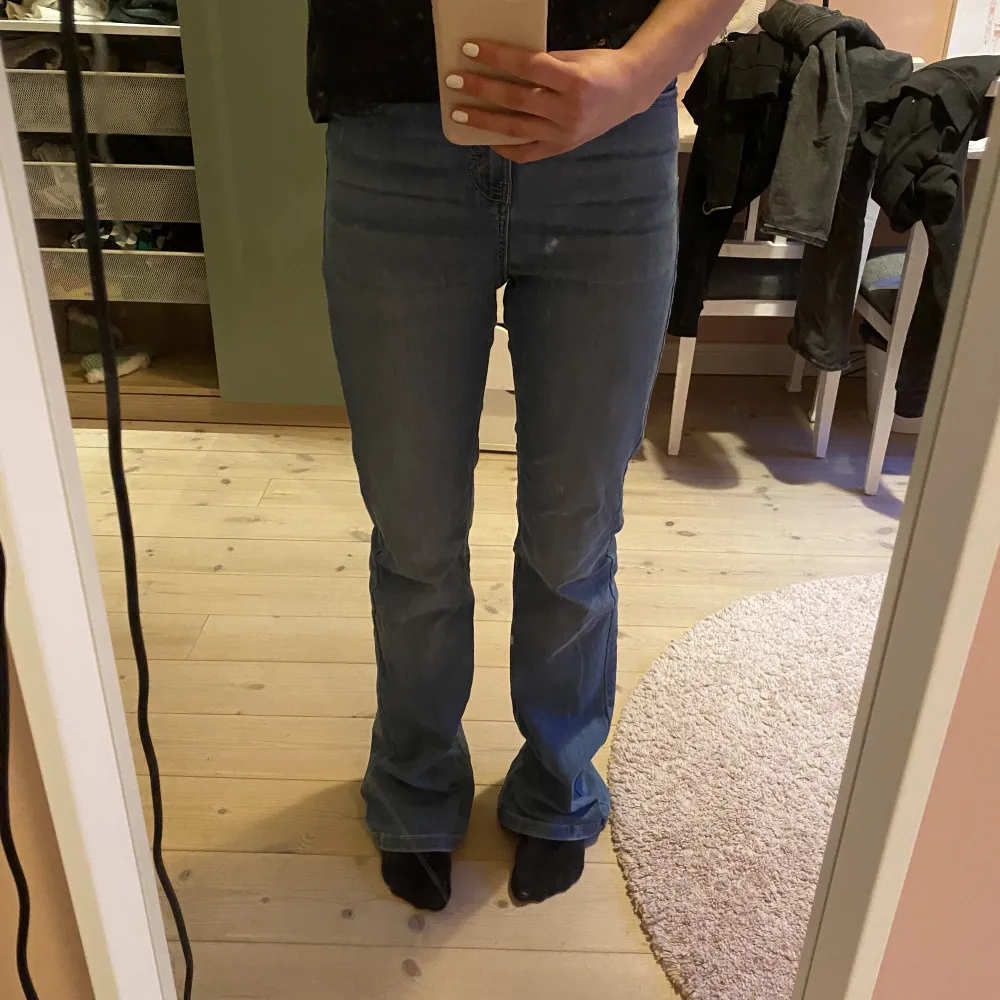 Jag säljer dessa blåa bootcut jeans från Kappahl barnavdelning i strlk 170. Hög midja men stretchiga så går att justera. Tycker om dom jättemycket, och dom har otroligt skönt material men säljer pga att de är för stora för mig. . Jeans & Byxor.