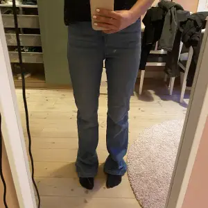 Jag säljer dessa blåa bootcut jeans från Kappahl barnavdelning i strlk 170. Hög midja men stretchiga så går att justera. Tycker om dom jättemycket, och dom har otroligt skönt material men säljer pga att de är för stora för mig. 