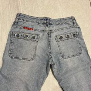 Lågmidjade jeans med ascoola metalldetaljer på bakfickorna. Byxorna är långa och raka i modellen. Säljer eftersom de är för små för mig som har 38, så skulle säga att de passar S/36 :) Är något trasiga (bild 3), men i övrigt är de i superbra skick. 