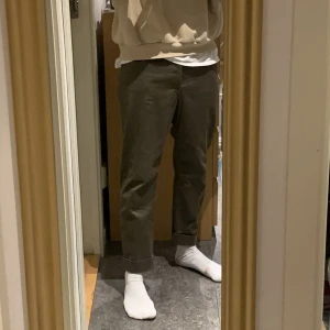 Armani Herrbyxor Oliv stlk.30 - Croppade finbyxor från emporio armani. Är 182cm och 30-32 i midjemått, för passform se bild. Hade sagt att den passat bäst på nån runt 175-180. Nyskick (anv. 1 gång) kan behöva tvättas pga lång förvaring.  Nypris 180€. Äkta. Fraktas. DM för mer info!