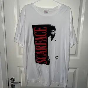 T shirt med ”scarface” tryck. Bara provad aldrig använd :)