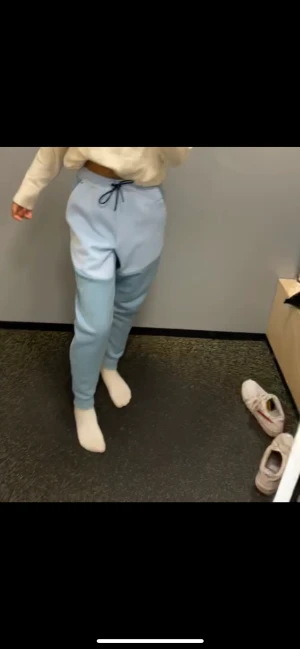 Sjukt fina Nike tech byxor  - Säljer mina Nike tech byxor aldrig använda fick dom nydligen. Fint skick endas få kvar. Mer information skriv privat. Pris kan diskuteras! 