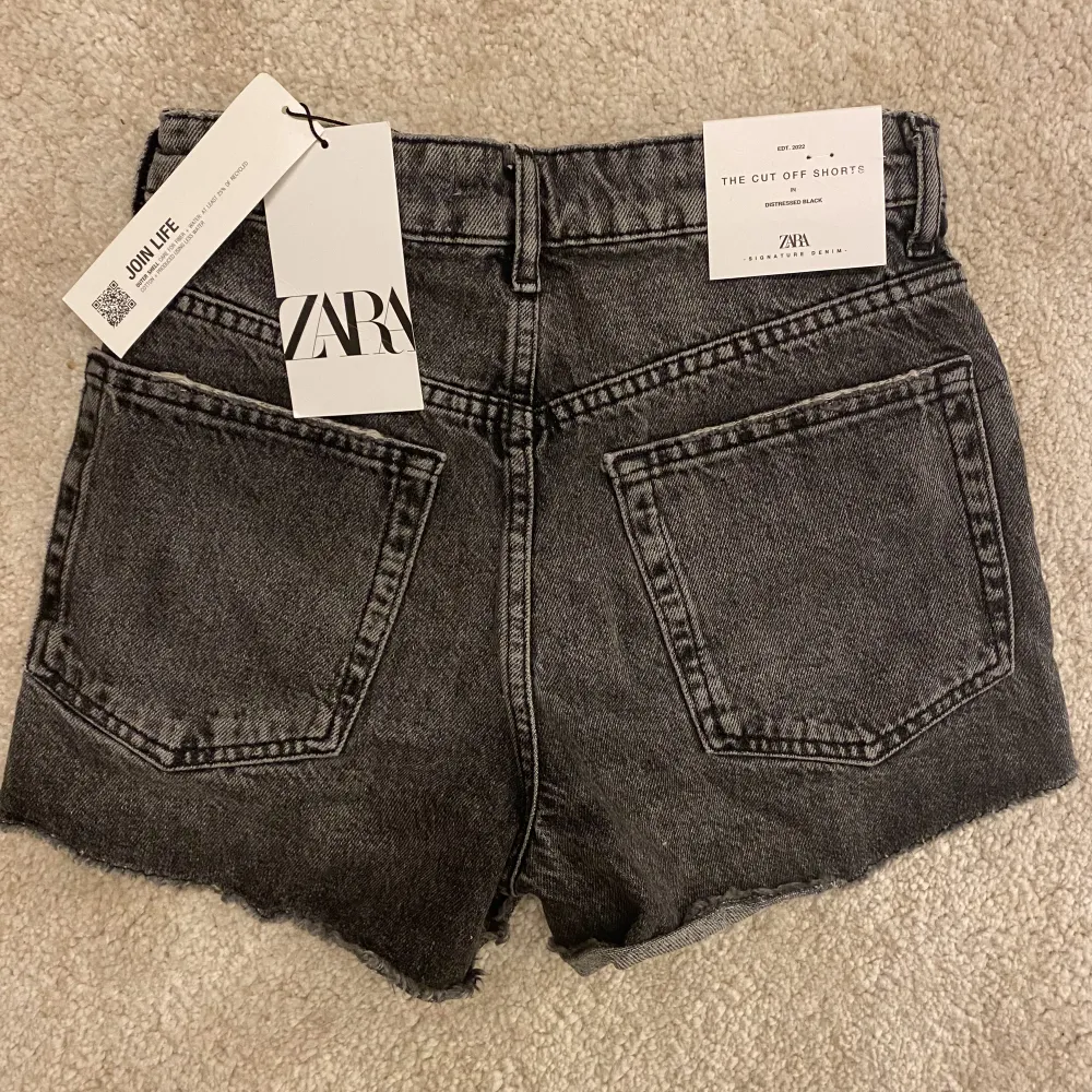 Helt nya shorts ifrån Zara som jag köpte i somras, dom är endast testade!💞nypris 359kr. Shorts.