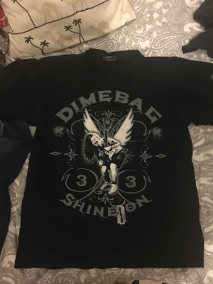 T-shirt med tryck - Fet tisha med tryck. Storlek XL men skulle säga att den sitter som en najs oversized M. Gott skick Harley Davidson liknande. 