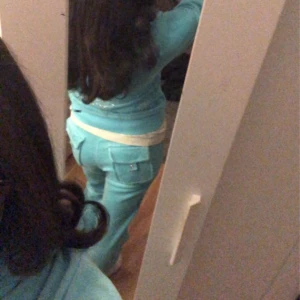 Turkos juicy couture  - Turkosa juicy couture bra skick inga skador passar korta folk 150-165 ungefär skriv till mig för bättre bilder 