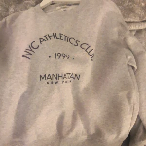 grå hm hoodie  - Säljer nu min gråa hm hoodie med en text på! Då den inte kommer till användning! Använd ca 3-4 gånger ca då den är i väldigt bra skick! Nästan som ny! Skriv för fler bilder eller frågor! Pris kan alltid diskuteras!💕💕