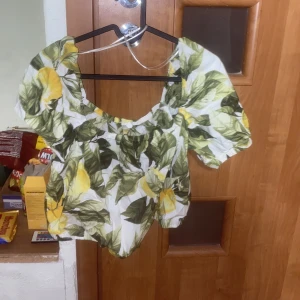 Somrig tröja - En croppad t-shirt med somrigt motiv. Som ny.