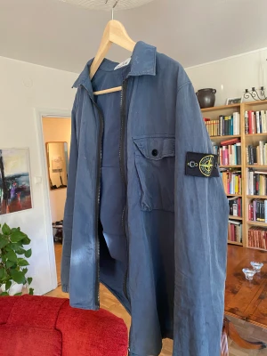 Stone Island Overshirt - Marinblå overshirt från Stone Island i bra skick. Storlek L, men passar även utmärkt för M. 