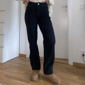 Svarta 90s jeans i toppskick från Gina Tricot! Straight fit och skönt material! 