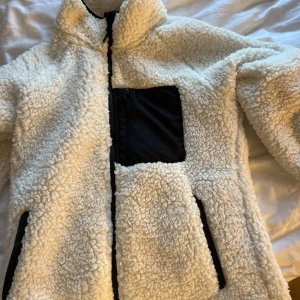 Teddy jacka - Vit flufflig Teddy jacka från cellbes i storlek 34/36. Mitt pris 200kr+ frakt 