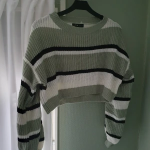 Ljusgrön stickad tröja - Randig stickad tröja   Endast använd en gång!