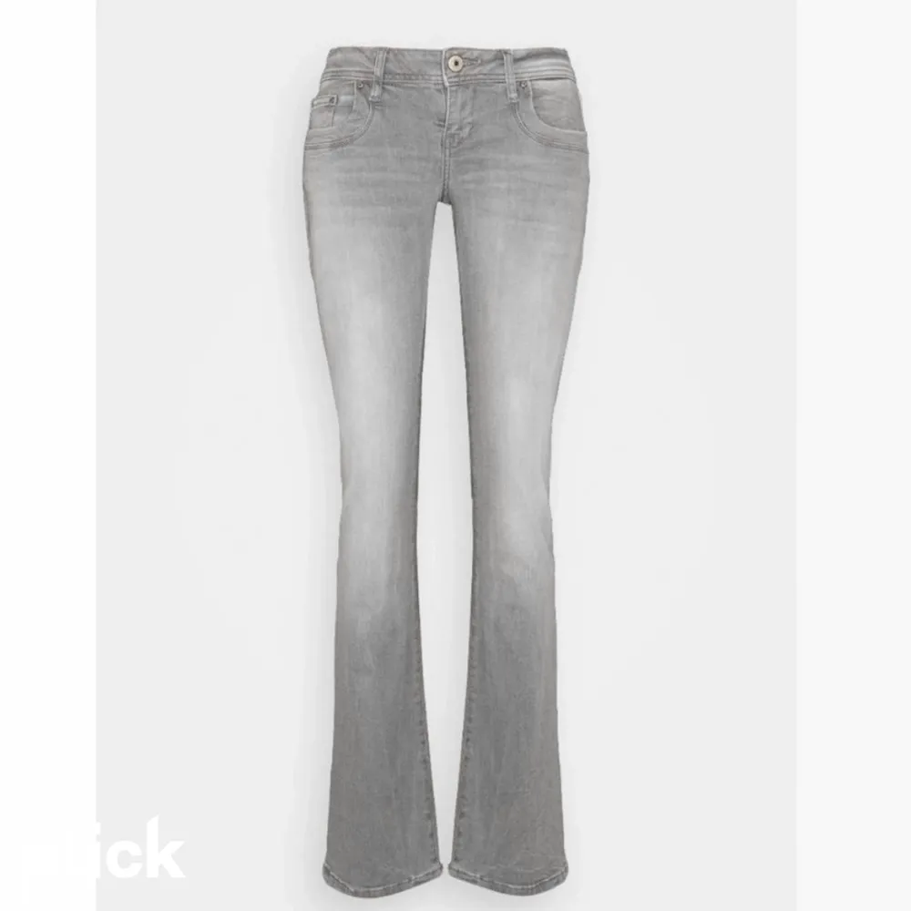 Säljer ett par Ltb VALERIE lågmidjade bootcut jeans i storlek 28x30. De är i ett väldigt fint skick och inprecip nyskick. Nypris 829kr. Priset går att diskutera vid snabb affär. Köp direkt för 450kr! Köparen står för frakt!💕. Jeans & Byxor.
