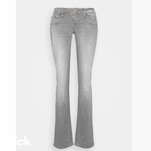 Ltb VALERIE jeans - Säljer ett par Ltb VALERIE lågmidjade bootcut jeans i storlek 28x30. De är i ett väldigt fint skick och inprecip nyskick. Nypris 829kr. Priset går att diskutera vid snabb affär. Köp direkt för 450kr! Köparen står för frakt!💕
