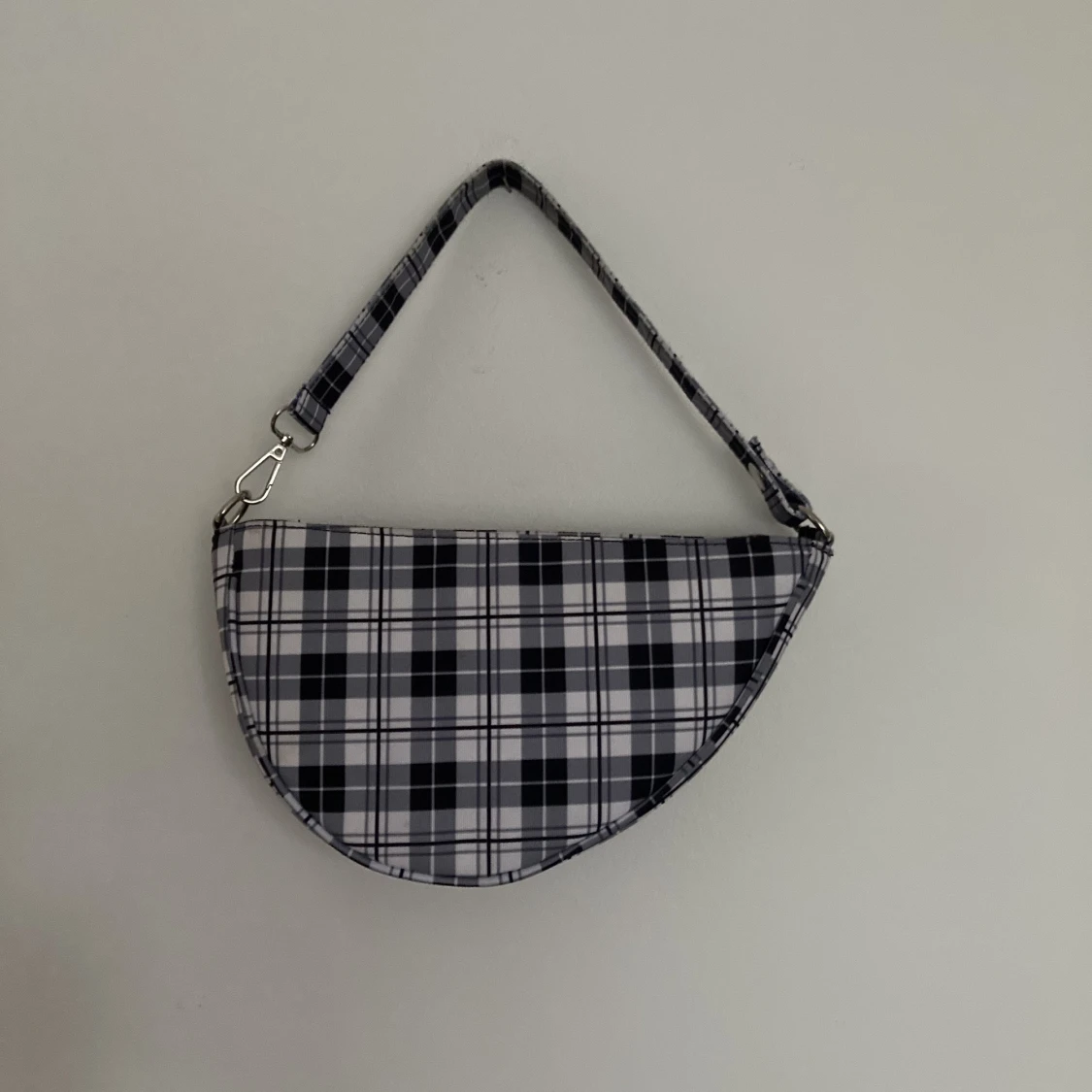 Asymmetrisk rutig handväska