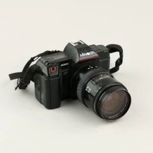 Minolta 5000 kamera - Minolta 5000 AF Minolta AF ZOOM 35mm-105mm f,3.5-4.5  Längd med objektiv: 16cm Bredd: 14cm Höjd: 9,5cm   Finns att hämta i sköndal 