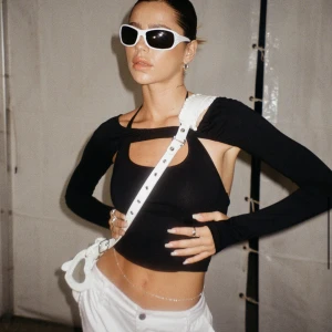 Bolero top från motel rocks - Säljer min topp med tillhörande bolero som jag beställt från motelrocks.com. Nypris ca 380kr, säljer pga kommer inte till användning endast använt en gång. Storlek M men ganska liten i storleken 