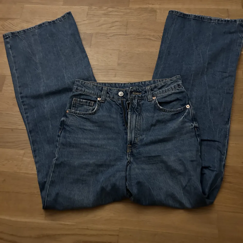 Jeansen är straight fitted och ganska långa. Super bekväma jeans. Finns inte i butik längre. Skriv om de är något:). Jeans & Byxor.