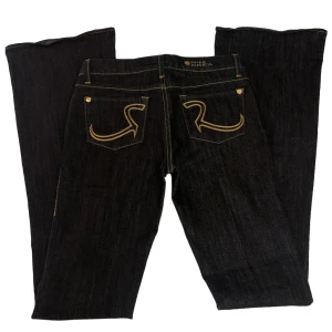 Rock & Republic jeans - Skitsnygga lågmidjade bootcut jeans från Rock and Republic i storlek 26, men sitter mer som en 25 tycker jag. Midjemåttet är 35 cm tvärs över och innerbenslängden är 90 cm.  Jätte fint skick, inga defekter och helt som nya
