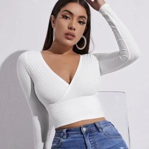 Topp - Jättefin topp i storlek medium men har tyvärr inte kommit till användning🦋 (säljer även denna i svart) hör av er vid intresse eller funderingar 💕 spårbar frakt på 29kr tillkommer